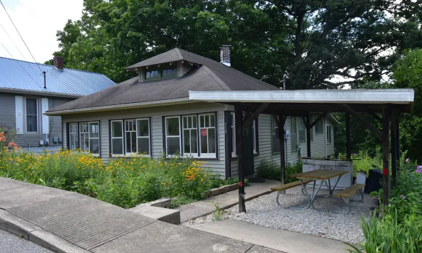 Bungalow in Bloom - Image 1