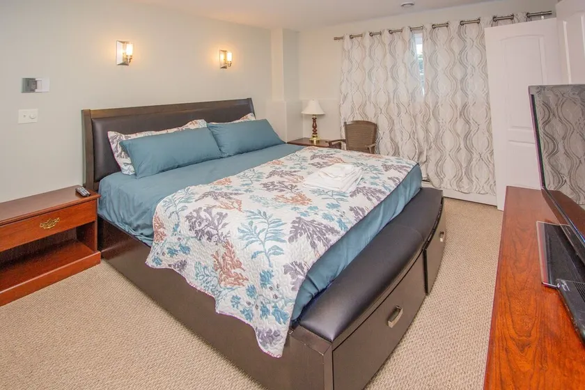 2BR 1BA  in Upscale Neighbourhood - Image 1
