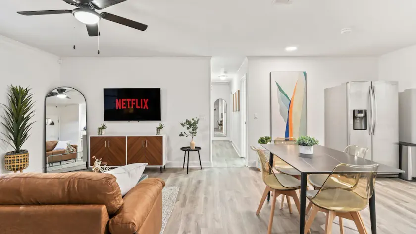 Modern & Comfy ~ 15mins to Downtown ~ Queen Beds! - Image 1
