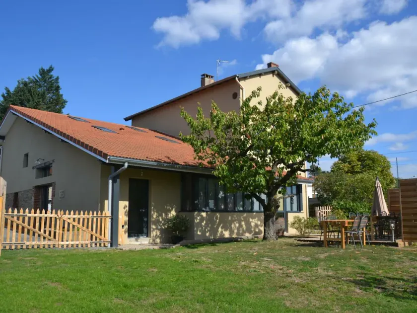 Gîte familial spacieux et lumineux à Chazelles-sur-Lyon - Image 1