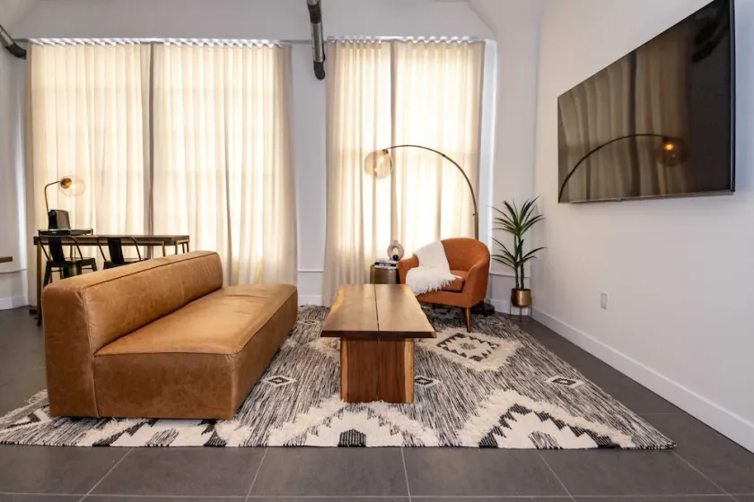 One of a kind! AMAZING downtown 1-BR luxury condo BEST location - Image 1