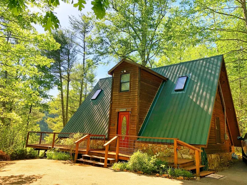 Secluded LAKEFRONT Chalet: 2.8acres, Dock, Kayaks and Canoe, Pet Friendly, Wifi - Image 1