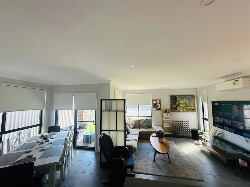Delightful Austral Stay with AC and built-in wardrobe - Image 1