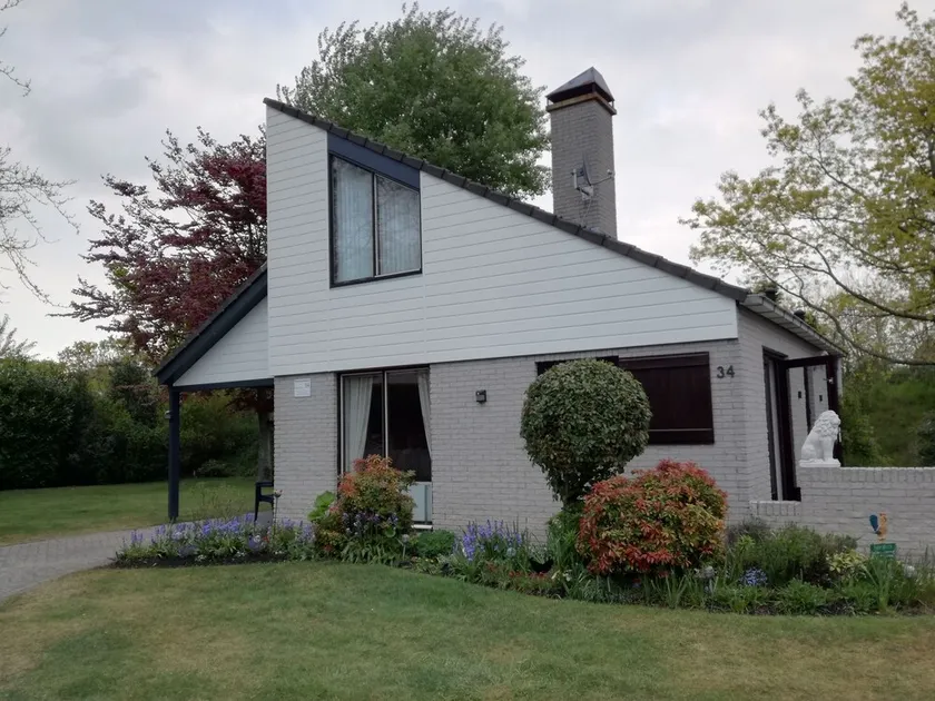 Comfortable free standing house with 640 sqm garden near the beach - Image 1