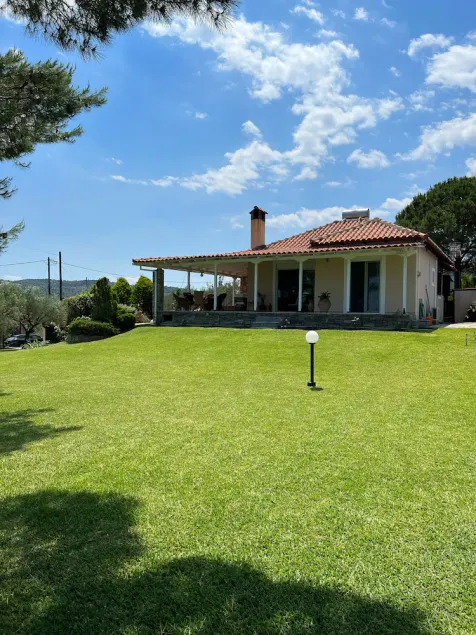 Private house and garden, spacious with sea view - Image 1