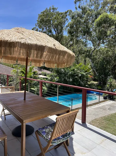 Hawks Nest Forest House mit einem Pool - Image 1
