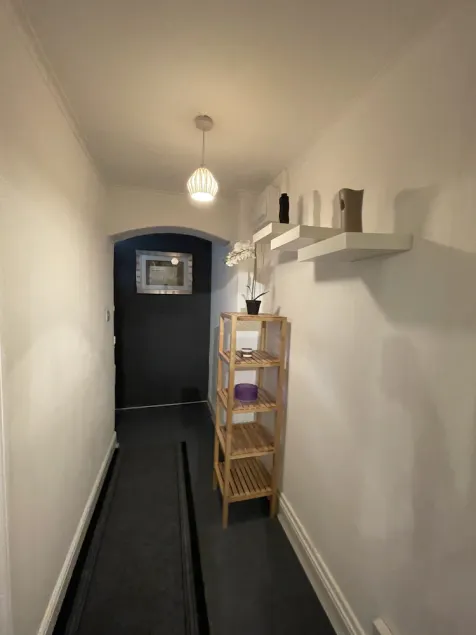 Beautiful 1 bedroom apartment with private entrance - Image 1