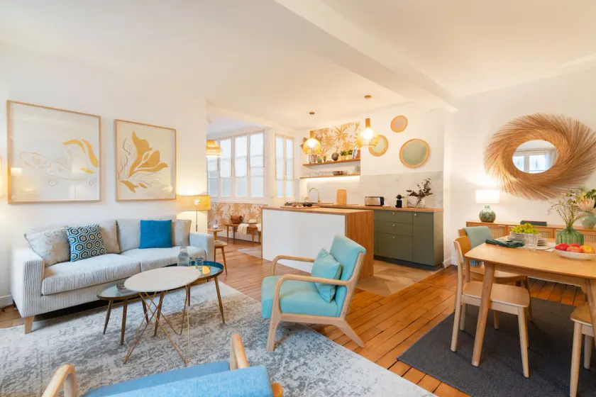 100% legal Marais 2BR/2BA with AC, up to 4 guests - Image 1