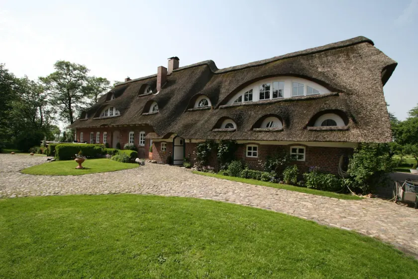 Erlenhof-Steinau-Fachwerkhaus-mit-Reetdach - Image 1