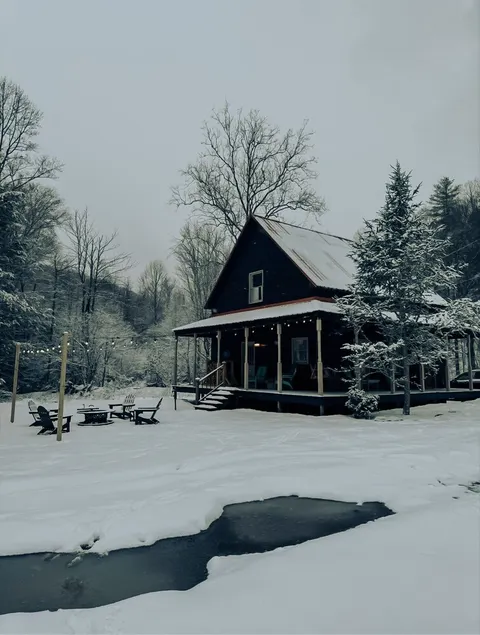 Simply sweet creekside cottage with loft - Image 1