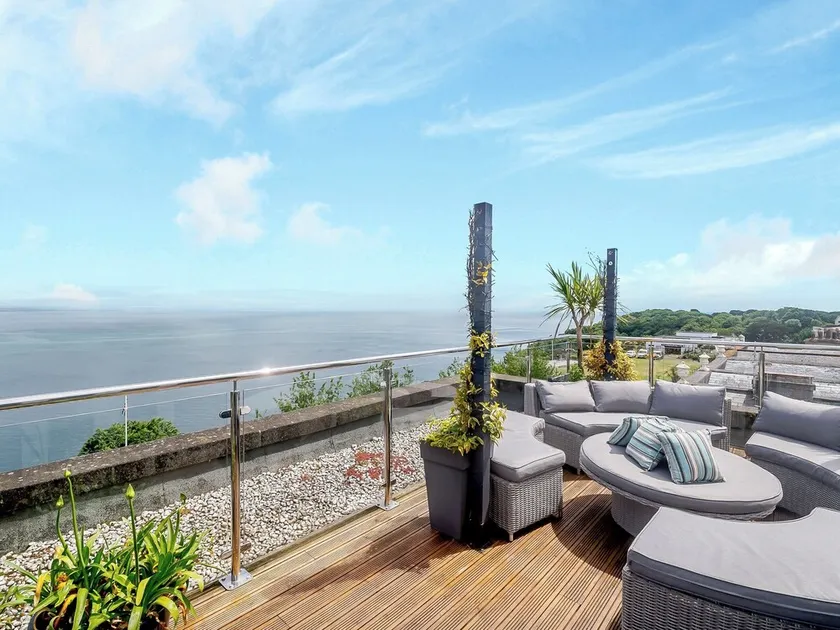 6 bedroom accommodation in Torquay - Image 1