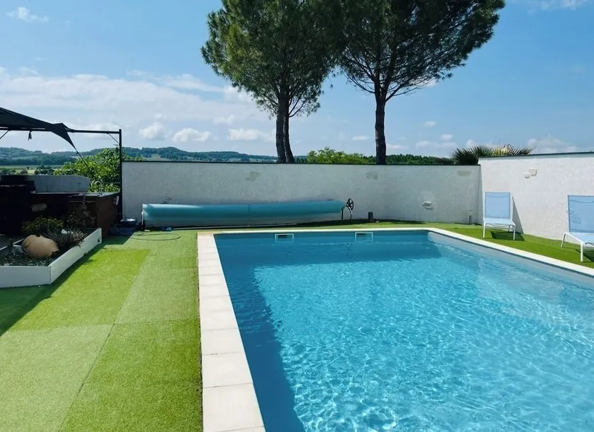 Family villa with a private pool in a quiet setting - Image 1