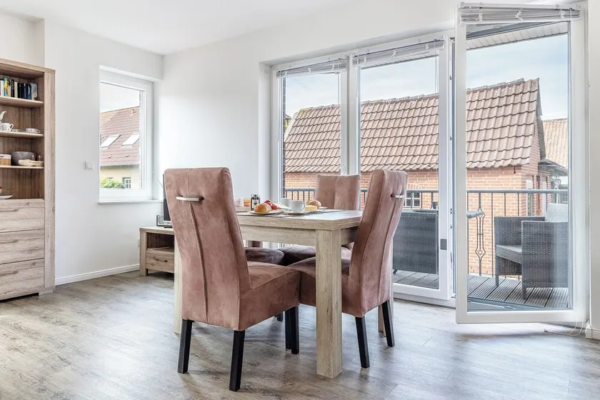 Bright and friendly: This modern first floor apartment offers approx - Image 1