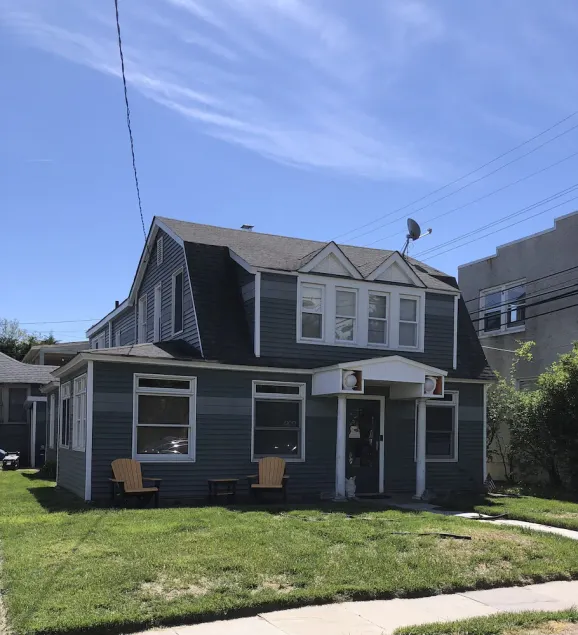 Family vacation spot! 4 BR home, 1 block to beach w/2 car parking in driveway - Image 1