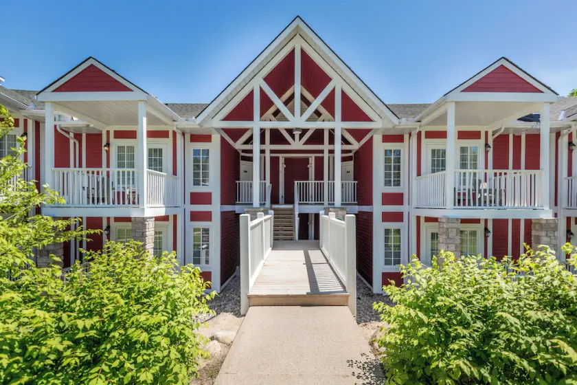 4-Bed Country Club Haven with Pool, BBQs, and More - Image 1