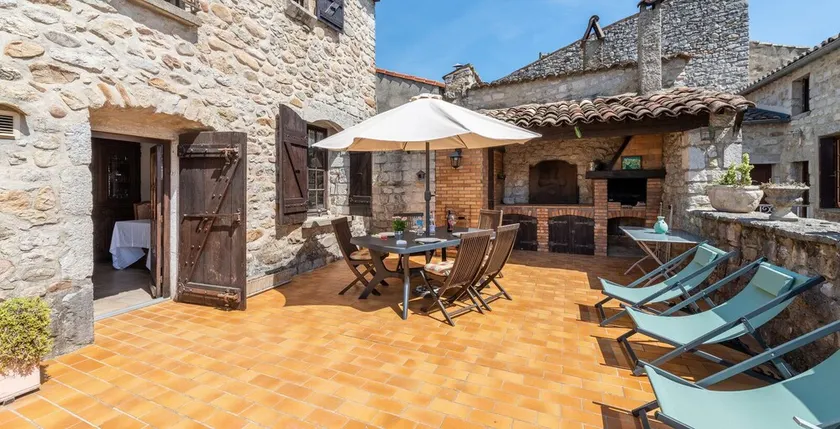 Casa antigua característica bellamente restaurado en RUOMS - zona peatonal - Image 1