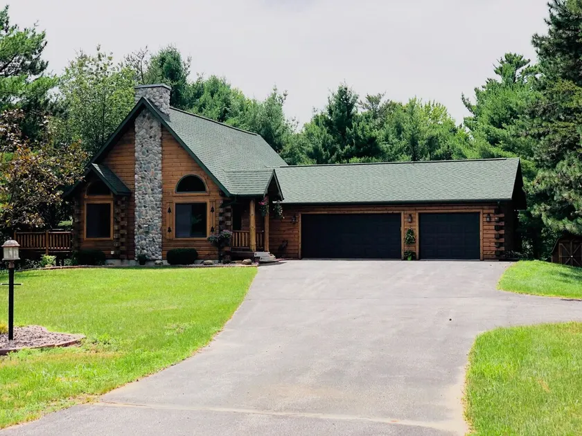 Log home with a modern touch - Image 1
