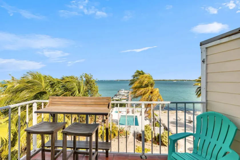 SEA-NIC VIEW ~ 3 BR/2Ba Water-front views, Pool Access and Dockage! - Image 1