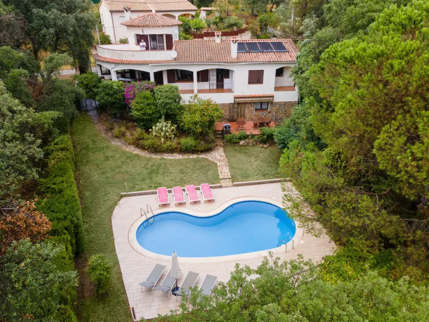 Superb villa with large private  garden + heated pool  for 8 adults + 4 children - Image 1