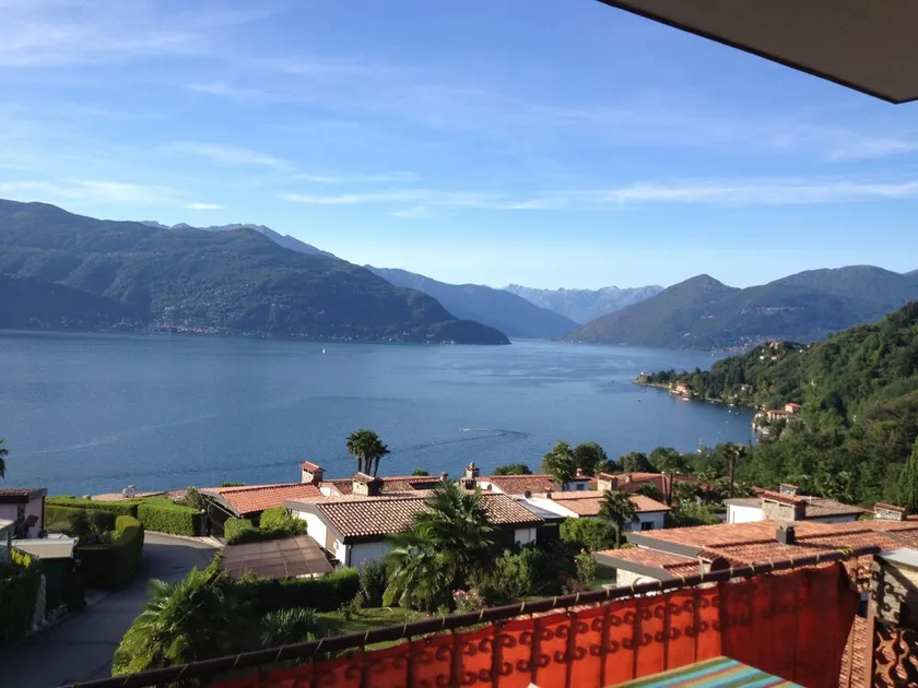 Høj kvalitet lejlighed med panoramaudsigt over søen balkon, pool, privat strand, tennisbane - Image 1