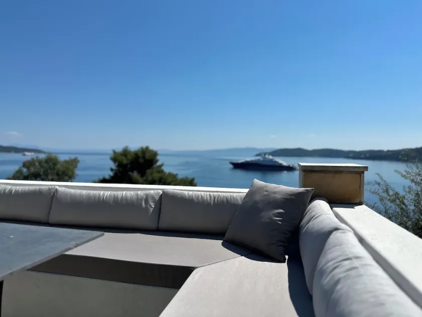 Fully equipped seafront house with spectacular seaview & small beach right below - Image 1