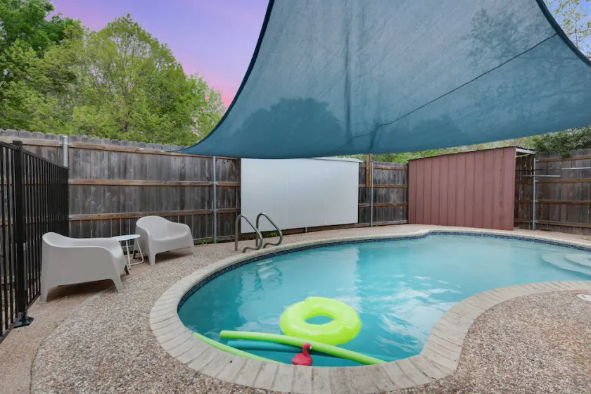 Pool & Gameroom, pet friendly, 10 Minutes from South congress, 20 from Downtown - Image 1