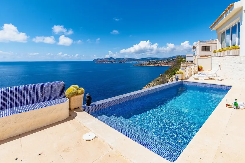 House with beautiful views to the sea, front line with pool and several terraces - Image 1