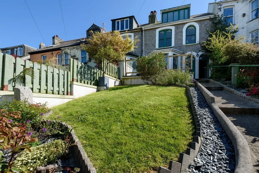 Large family property with parking. Close to Looe town centre. - Image 1