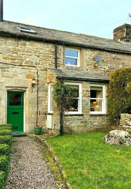 Cottage with pretty garden and views. 2 mins from cobbled square, pubs/amenities - Image 1