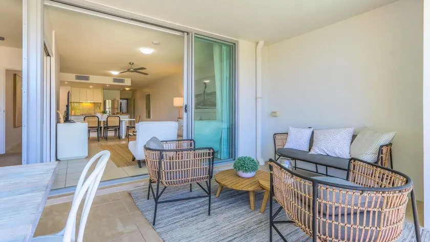 Drift Pool View 21 - Elegant Apartment with Spectacular Lagoon Pool and Tropical Garden Views - Image 1