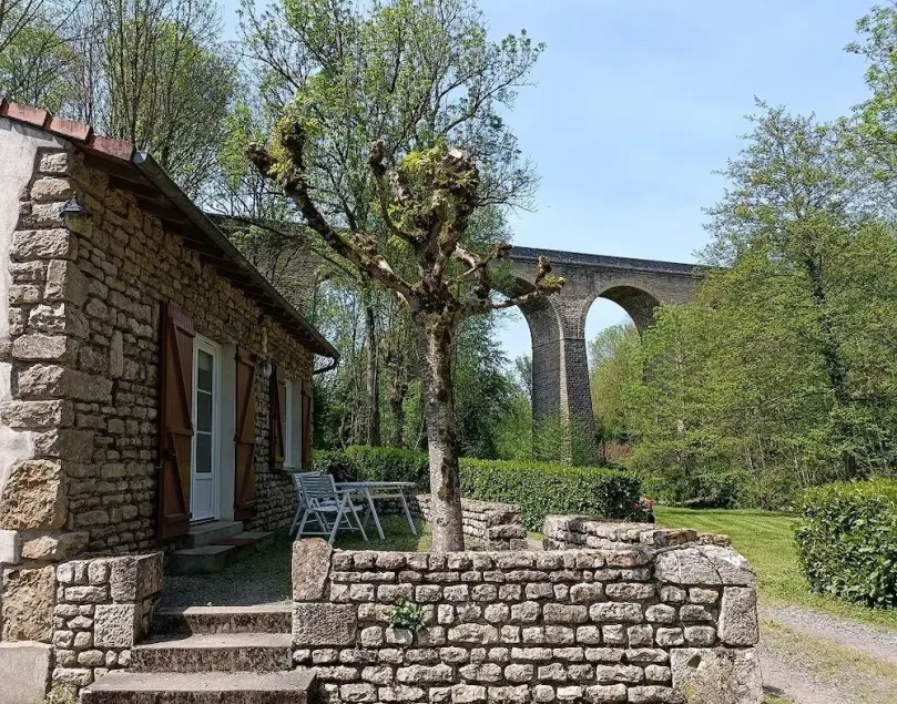 Gîte au coeur de la nature en bord de rivière - Image 1