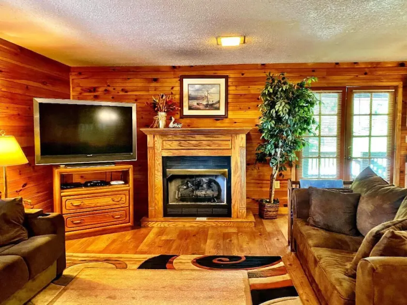 Beech Mountain Getaway with Hot Tub, 4BR, Sleeps 8, Only 2-Night Min Stay! - Image 1