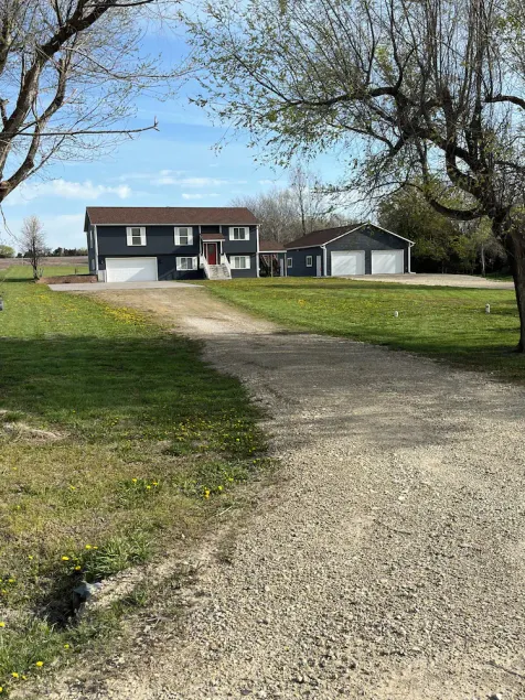 Quiet rural neighborhood near Milford Lake - Image 1