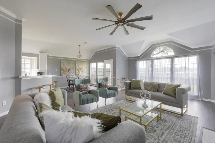 Spacious Hollywood Glam Home, Pet-Friendly Comfort for the Perfect Stay - Image 1
