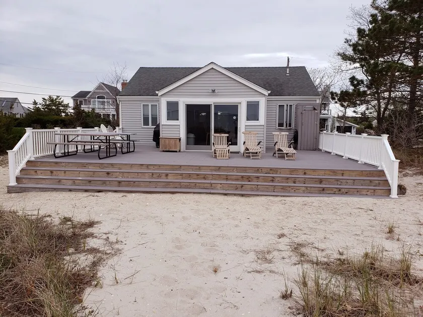 Classic Hamptons Southampton Peconic Bay Waterfront House - Image 1