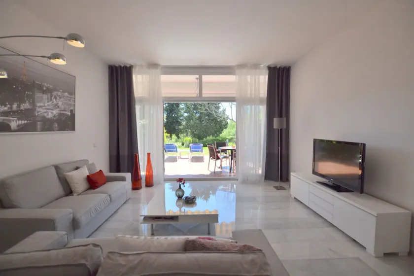 Hus, 3 terrasser, direkt på golfbanan, pool, tennis. Nära till stranden - Image 1