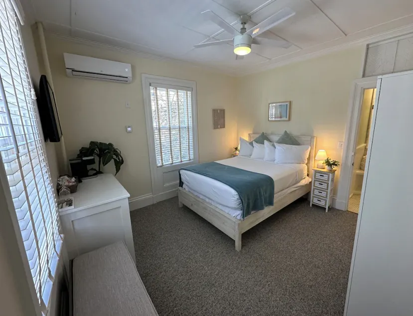 Bright & Sunny 1 Bed/ 1 Bath/ Dog Friendly on Historic Spring St, can't beat the location! - Image 1