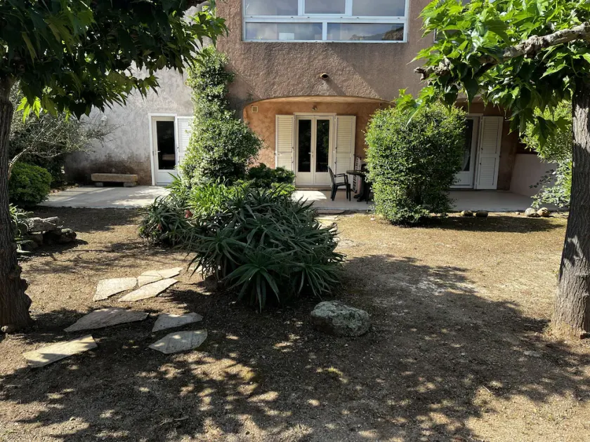 Flat with garden, 5000 sq. mt. of land, ideally located at Pinarello beach - Image 1