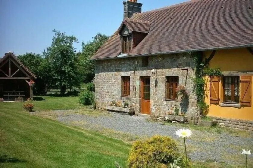 Typical \"character\" cottage in a calm and natural environment, hiking. - Image 1