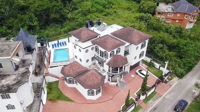 PINES VACATION RENTALS- EXCELLENT LOCATION, MINUTES FROM EVERYTHING. - Image 1