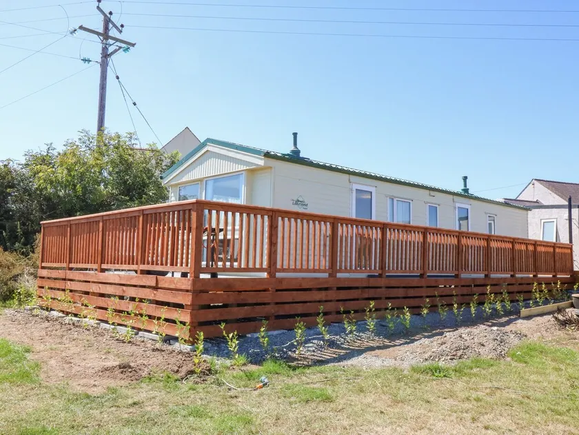 GORPHWYSFA CARAVAN, pet friendly, with a garden in Cemaes Bay - Image 1