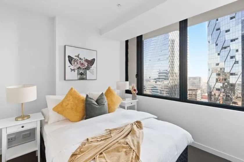 A 2BR Apt with City Views Next to Southern Cross - Image 1