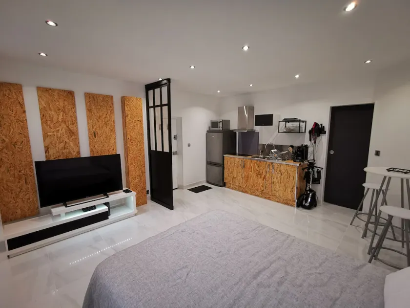 Studio between Paris and Versailles - Image 1