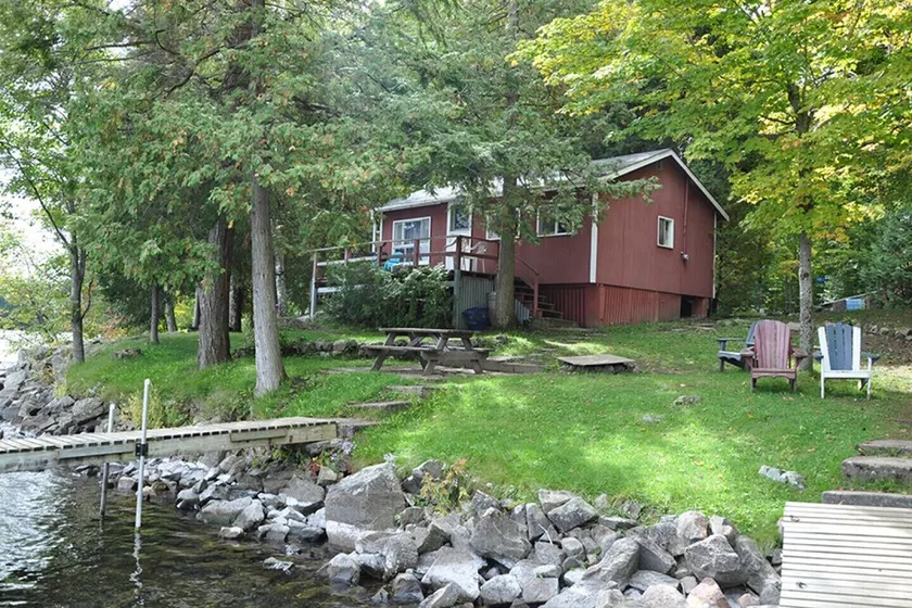 Blue Jay Waterfront Cottage - Image 1