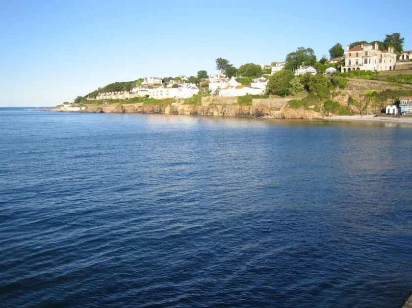 PANORAMIC VIEWS & OFF ROAD PARKING! - Image 1