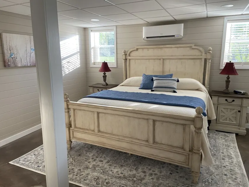 Beautiful 1 Bedroom apartment, steps from peaceful Downtown Valdese - Image 1