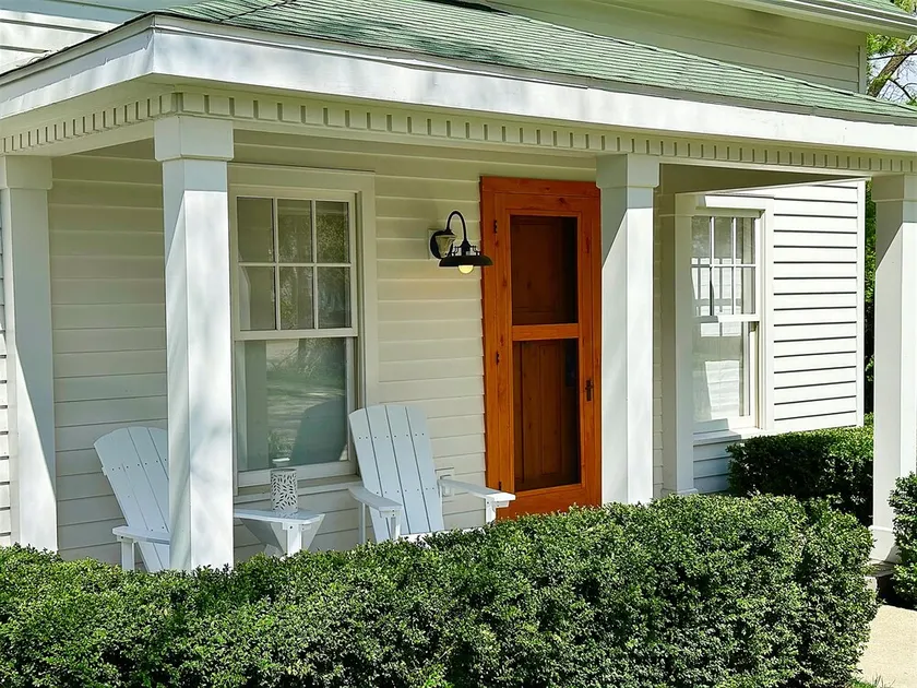 The perfect location! The Postcard Cottage in the heart of downtown Douglas.  - Image 1