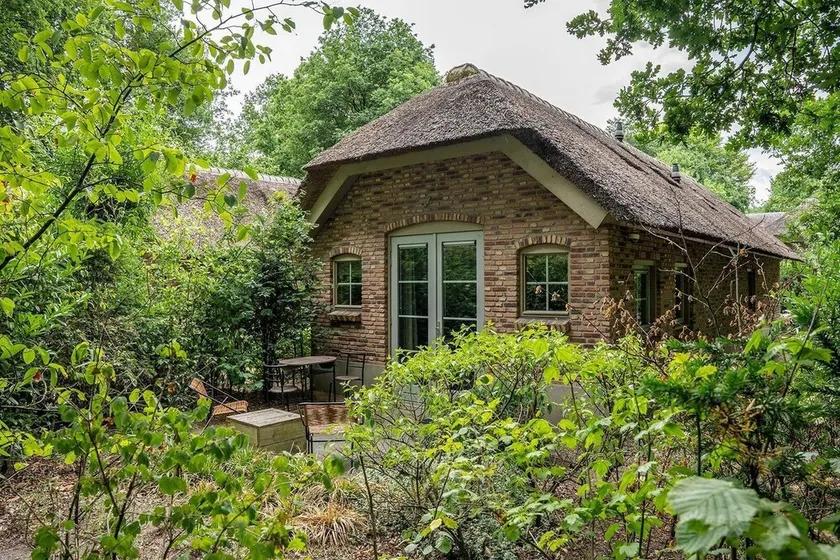 A luxury studio for 2 people which feels like a loft / hotel suite. With a private kitchen, an infrared sauna, and a lovely terrace. Directly located by the moors of Ermelo, and you can easily walk into the Speulder Forest through the gate. - Image 1