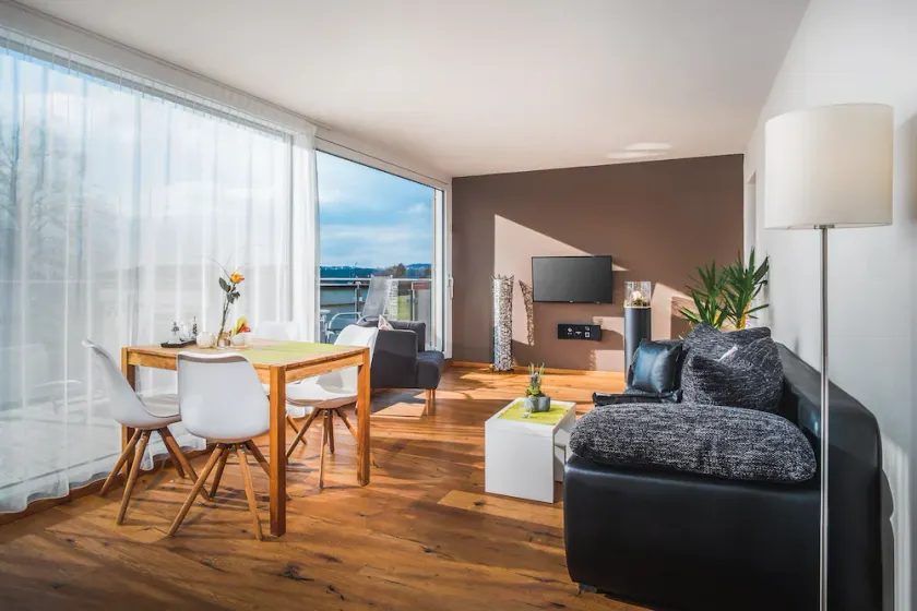 Exclusive vacation apartment with balcony, 2 rooms 55m², direct hiking trails, close to the lake - Image 1