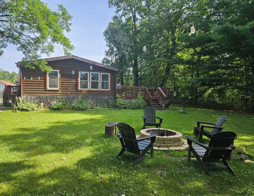 Private Home,1+acre,close to WIDells&CastleRock,YardGames,Firepit& FREE Firewood - Image 1